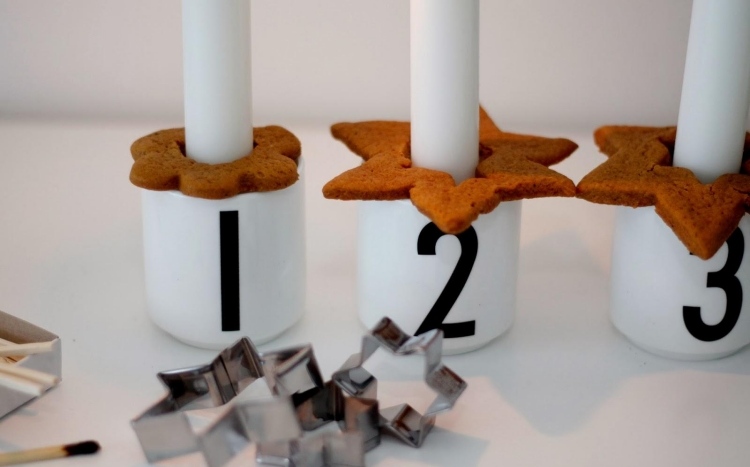 adventskranz-modern-selber-machen-kerzen-lebkuchen-weiss-nummeriert-keksenformen