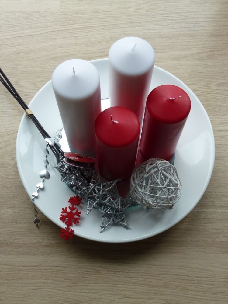 Modernen Adventskranz -selber-machen-kerzen-weiss-rot-teller-dekorieren