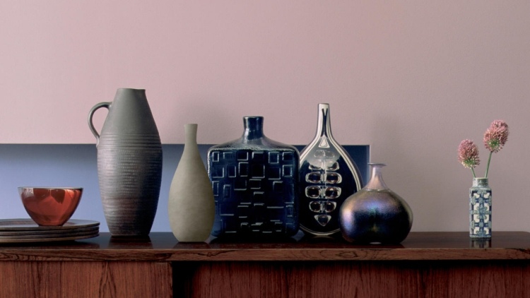 altrosa-wandfarbe-deko-kontrast-vasen-keramik-dunkelblau