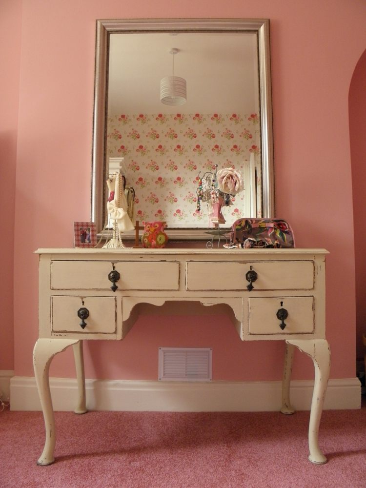 altrosa wandfarbe schminktisch vintage altweiss spiegel teppich pink
