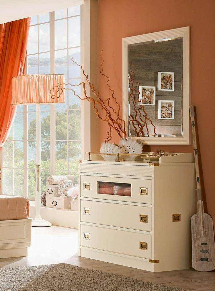 apricot wandfarbe kommode weiss sideboard zweige deko orange vorhang spiegel