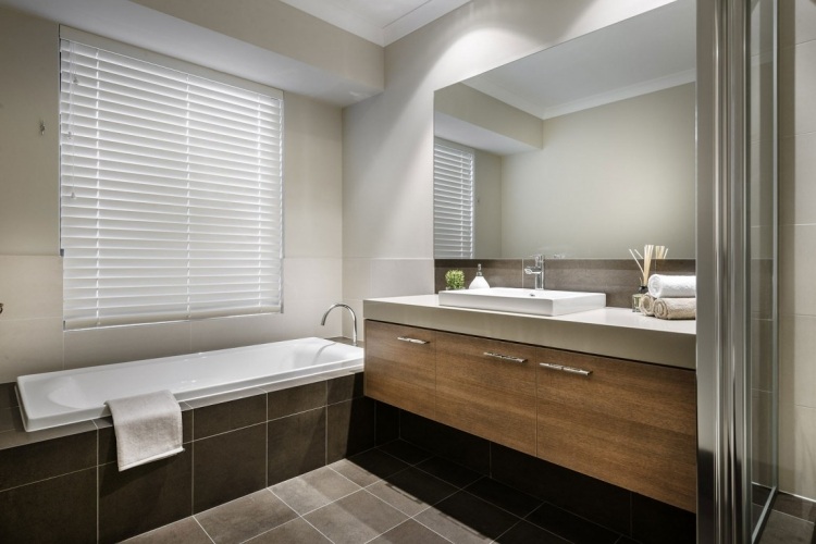 badewanne-einmauern-ablage-beige-braun-badunterschrank-holz-modern