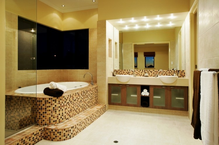 badewanne-einmauern-ablage-beige-mosaik-podest-modern-doppelwaschbecken