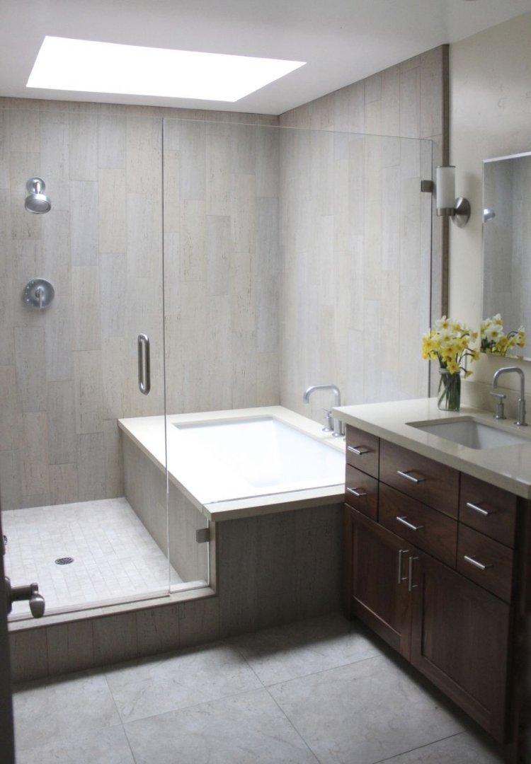 badewanne-einmauern-ablage-dusche-glaswand-abgeteilt-waschunterschrank-holz-spiegel