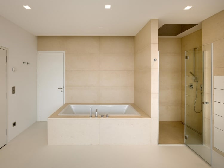 badewanne-einmauern-ablage-grosszuegig-dusche-modern-schlicht-rechteckig