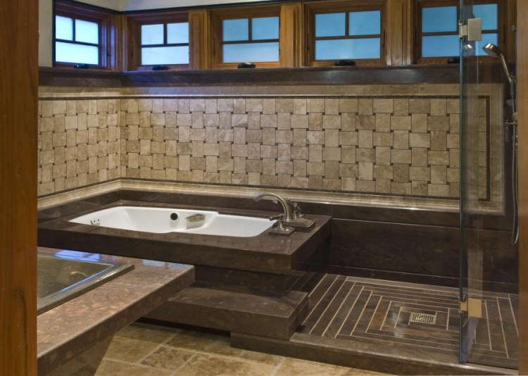 badewanne-einmauern-ablage-luxus-braun-naturstein-dusche-glaswand-fenster