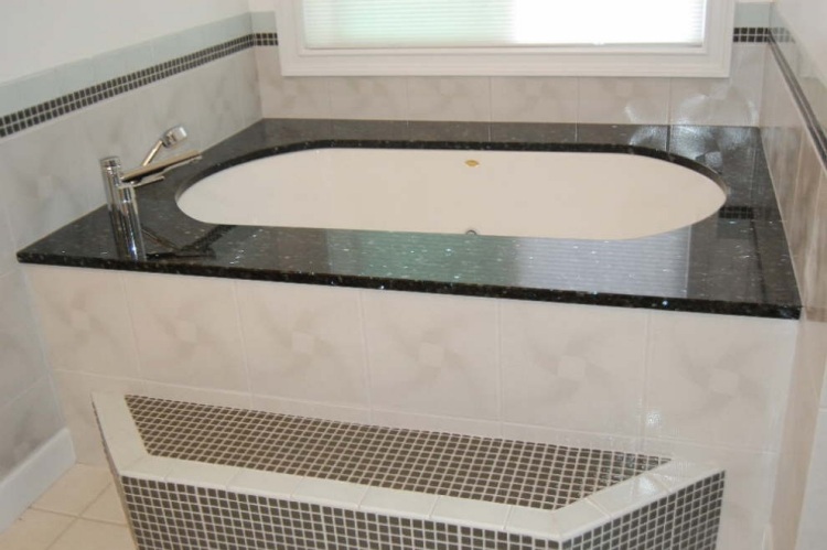 badewanne-einmauern-ablage-modern-beige-schwarz-fenster-armatur-granitt