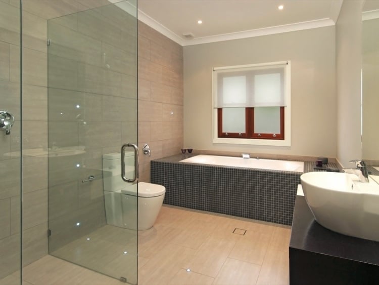 badewanne-einmauern-ablage-modern-dusche-beige-schwarz-mosaik-glaswand