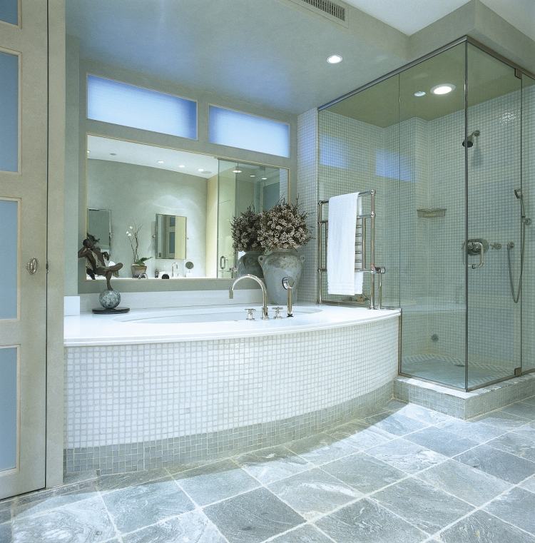 badewanne-einmauern-ablage-naturstein-marmor-mosaikfliesen-weiss-dusche-glaswand