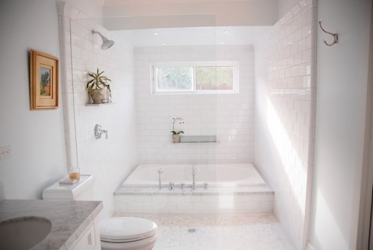 badewanne-einmauern-ablage-weiss-gesenkt-hell-fenster-dusche-glaswand