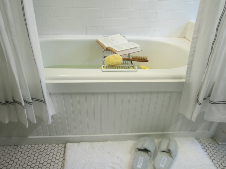 badewanne-einmauern-ablage-weiss-holz-verkleidung-duschvorhang-vintage