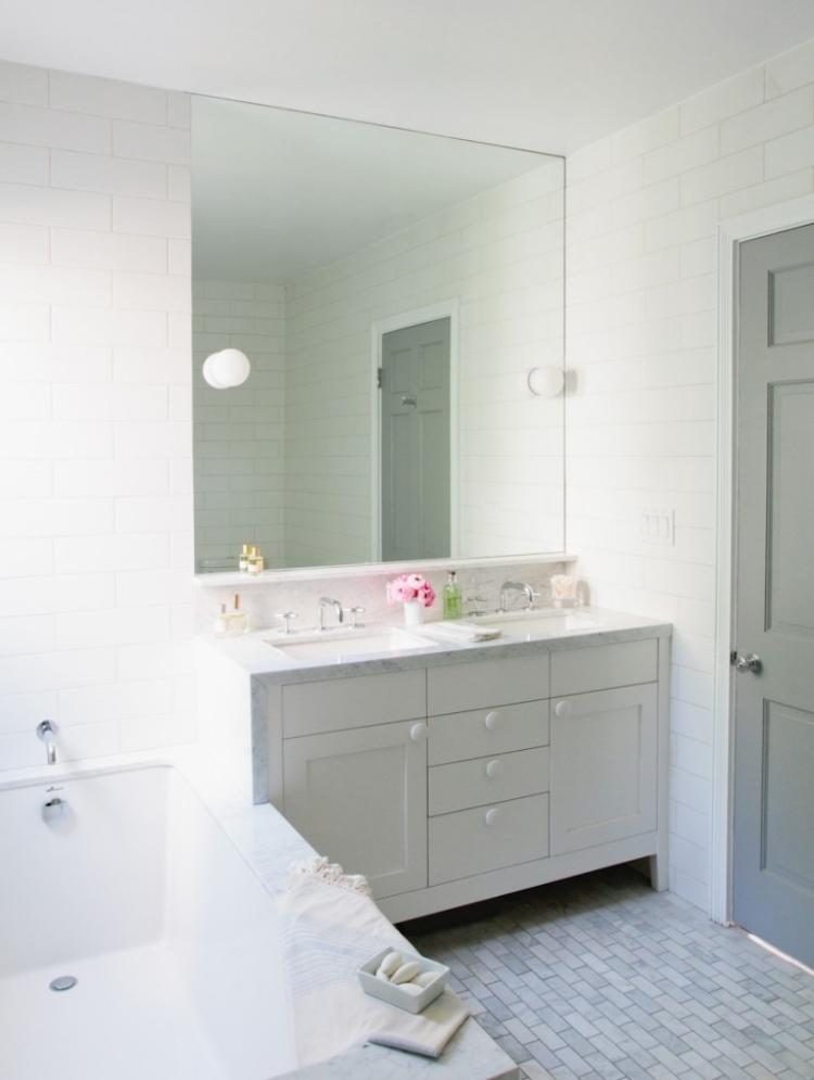 badewanne-einmauern-ablage-weiss-simple-waschunterschrank-spiegelwand