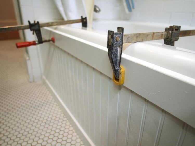 badewanne-einmauern-anleitung-montage-renovieren-umbauen-weiss-badezimmer