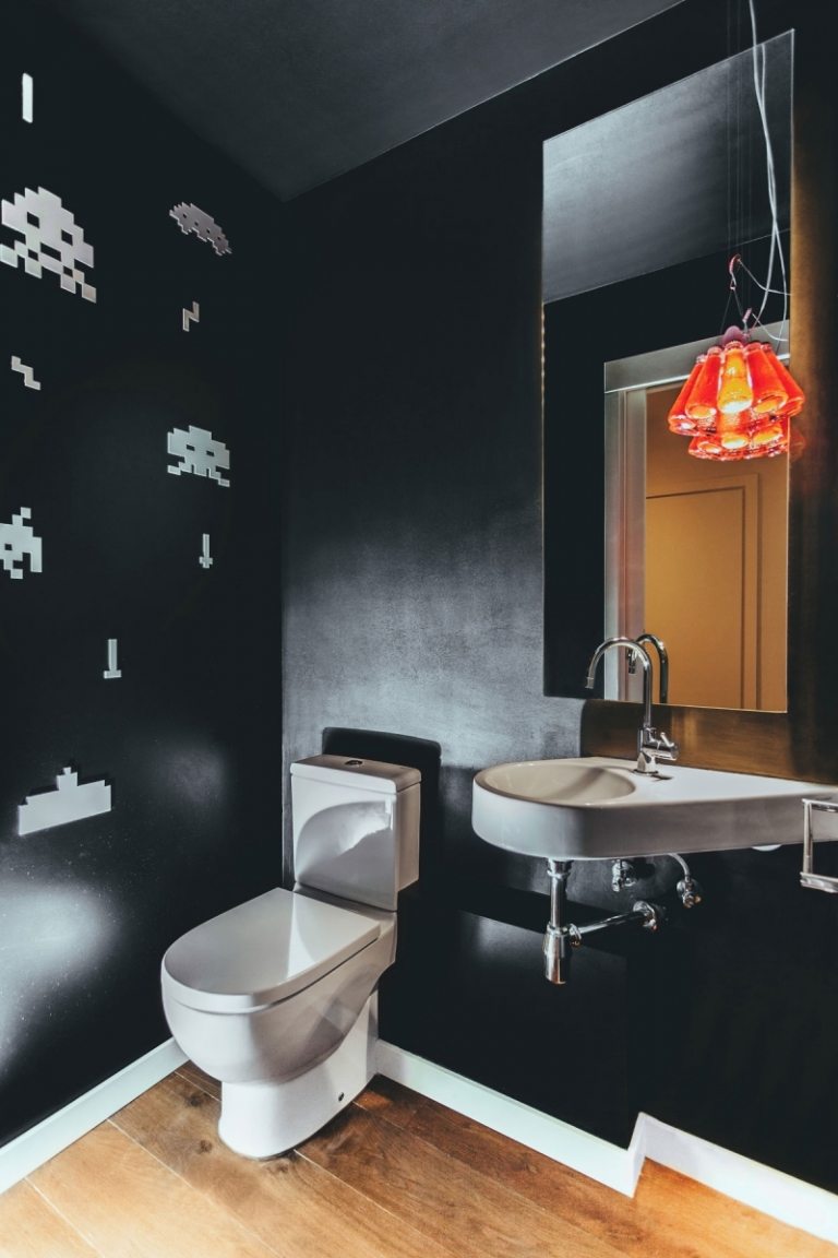 badezimmer-klo-schwarz-wandfarbe-holzboden-weiss-sanitaer
