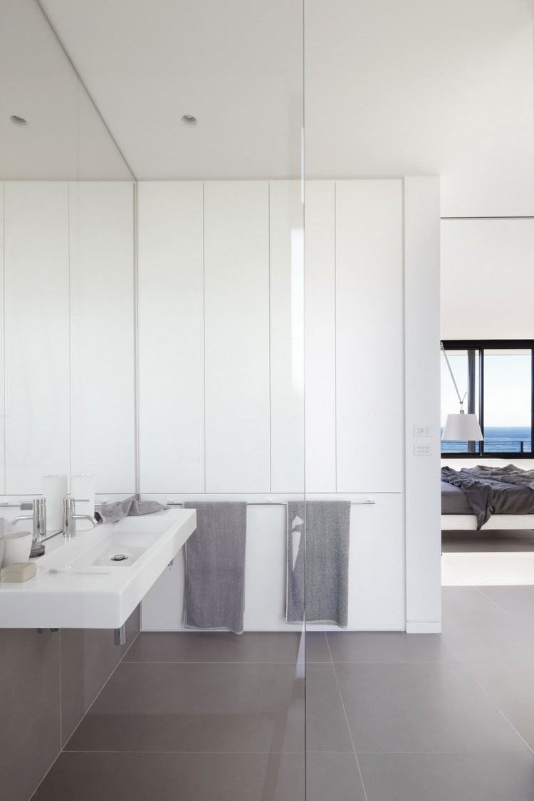 badezimmer-modern-weiss-braun-spiegelwand-wand-waschbecken