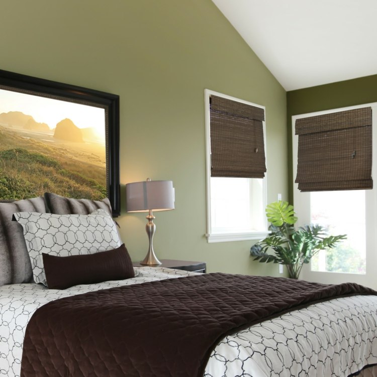 bambusrollos design wandfarbe olive schlafzimmer bett braun akzente wandbild