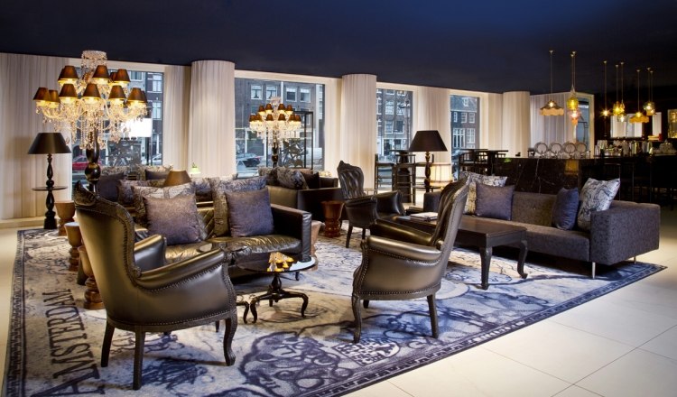 barock-design-marcel-wanders-teppich-sessel-kronleuchter-sofas-schwarz-cafe