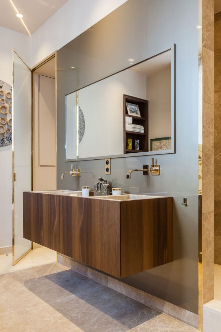 barock-trifft-moderne-paris-badezimmer-badschrank-holz-nussbaum-marmor