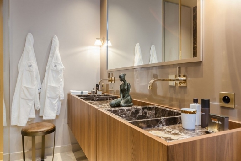 barock-trifft-moderne-paris-badezimmer-waschtisch-spiegel-modern-gold