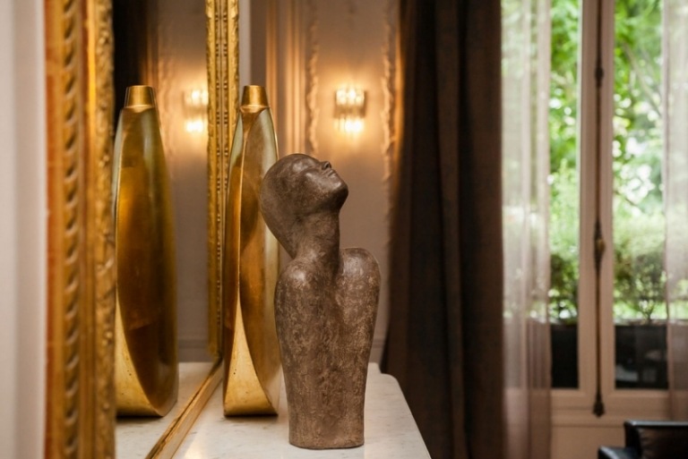barock-trifft-moderne-paris-deko-skulptur-gold-spiegel