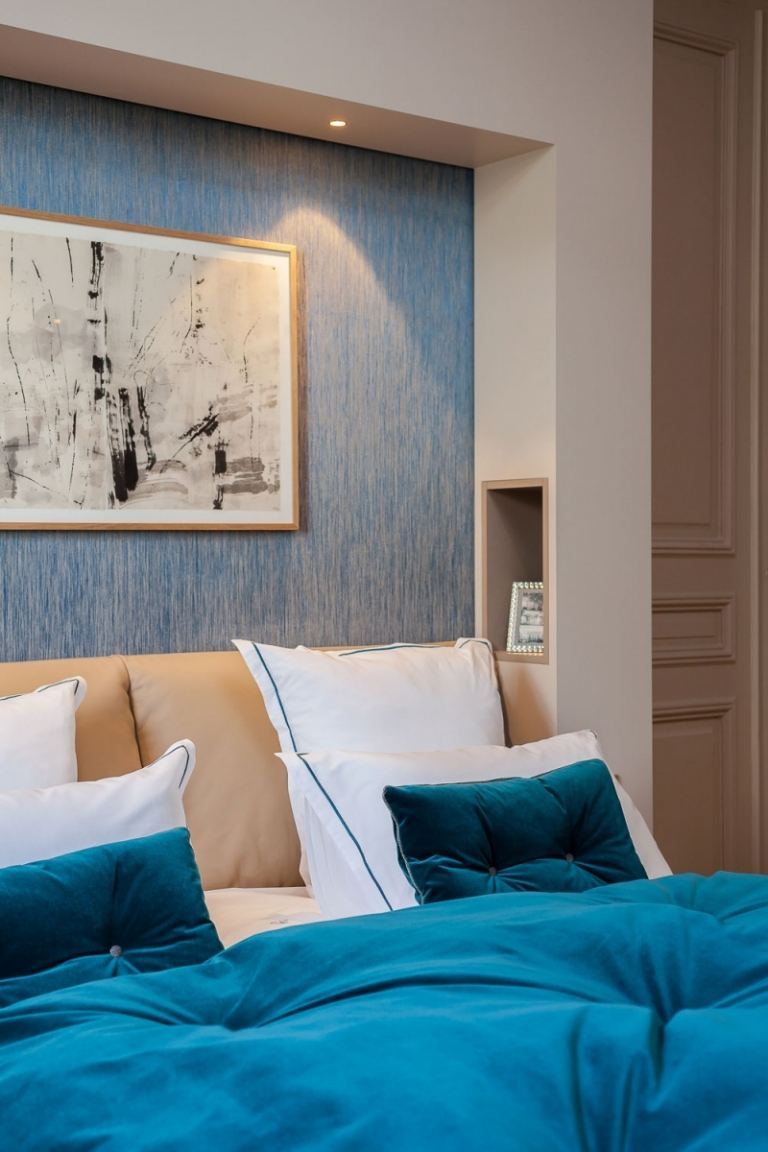 barock-trifft-moderne-paris-schlafzimmer-beige-blau-petrol-samt-decke