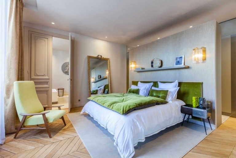 barock-trifft-moderne-paris-schlafzimmer-bett-parkettboden-grau-gruen-samt