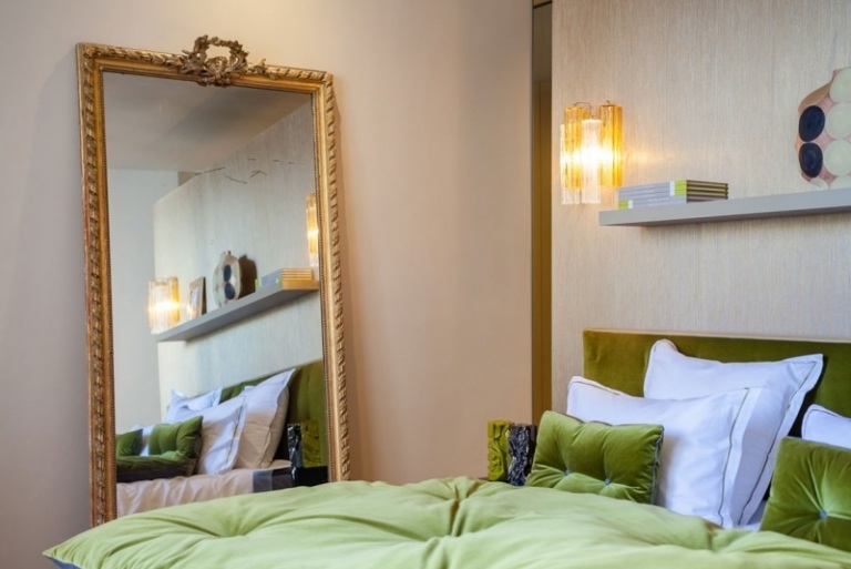 barock-trifft-moderne-paris-schlafzimmer-gruen-samt-spiegel-gold