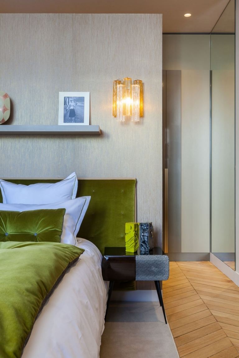 barock-trifft-moderne-paris-schlafzimmer-modern-gruen-samt-bettdecke