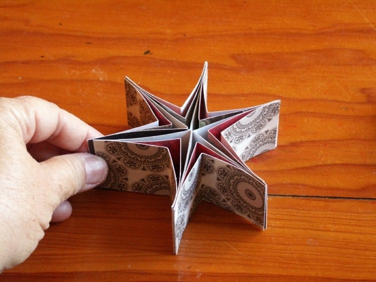 basteln weihnachtssterne pappkarton falt technik streifen papier