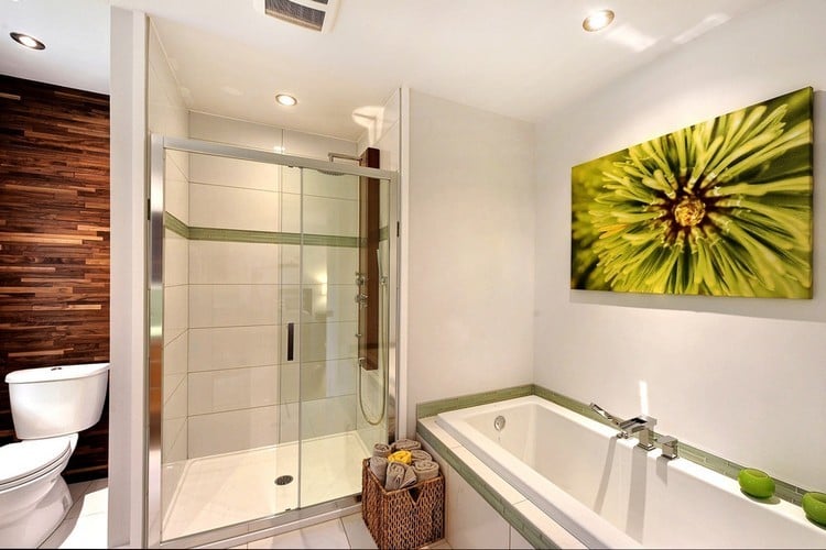Bilder im Bad aufhängen -leinwand-blume-nahansicht-badewanne