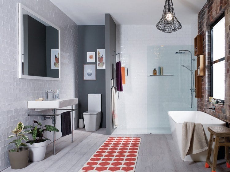 Bilder im Bad aufhängen ueber-wc-graue-wandfarbe-abstrakte-motive-unter-glas