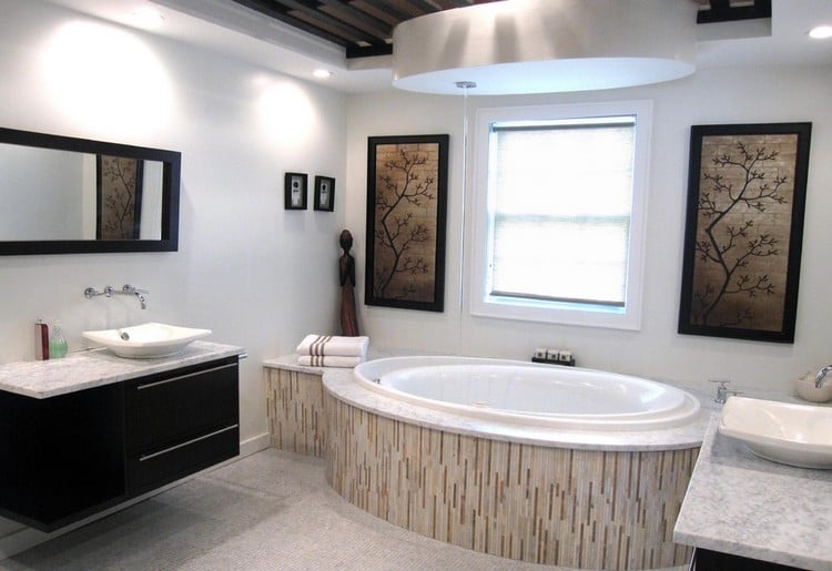 bilder-bad-aufhangen-zen-stil-gemauerte-badewanne