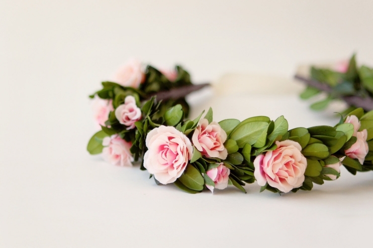 Brautfrisur mit Blumenkranz