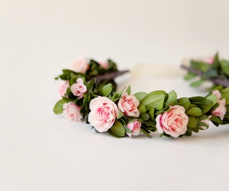 Brautfrisur mit Blumenkranz -romantisch-blumen-kranz-buchsbaum-haarreife-rosen-klein