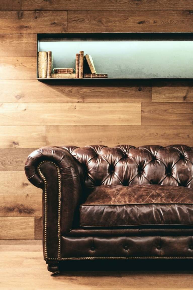 chesterfield-sofa-holz-modern-wandverkleidung-boden-wandregal-ledercouch-vintage