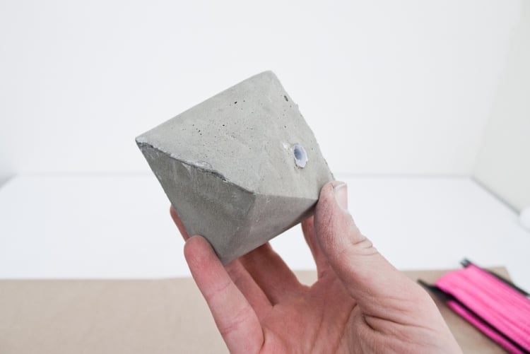 coole-bastelideen-beton-wohnen-diy-girlande-geometrische-figur-pyramide-basteln