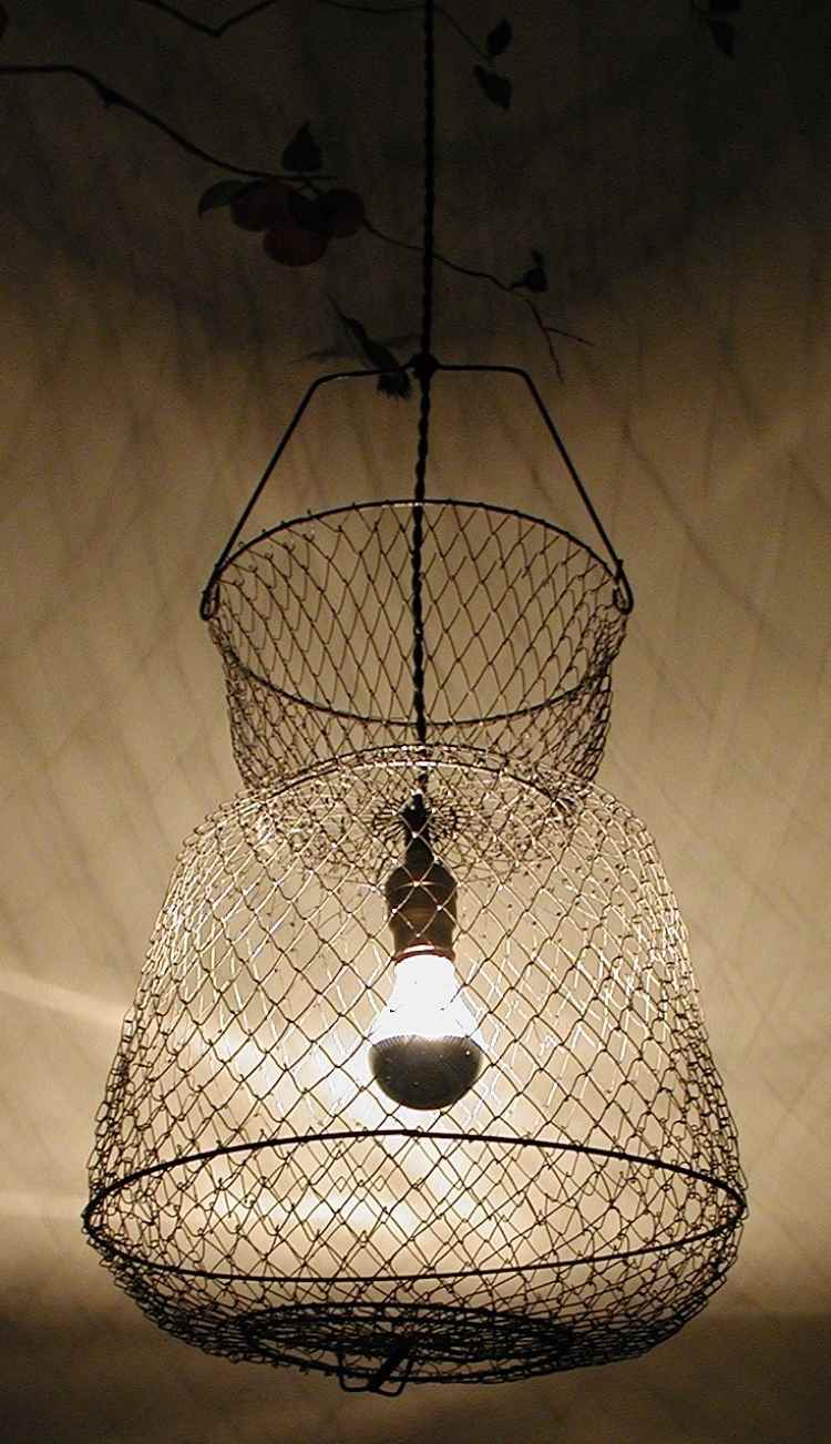 deckenlampe-selber-bauen-ideen-diy-metall-netz-vintage-industrial-stil-gluehbirne-kreativ