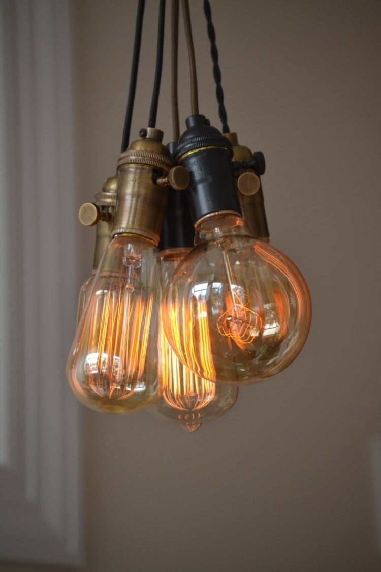 deckenlampe-selber-bauen-ideen-diy-vintage-gluehbirnen-leuchten-industrial-stil