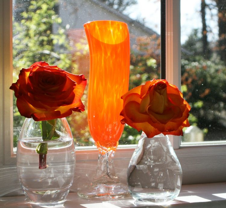 deko fensterbank rosen orange glasvasen elegant modern einrichtung stil