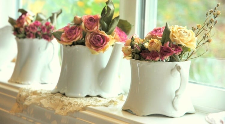 deko fensterbank weiss porzellan vintage kanne getrocknete rosen herbst
