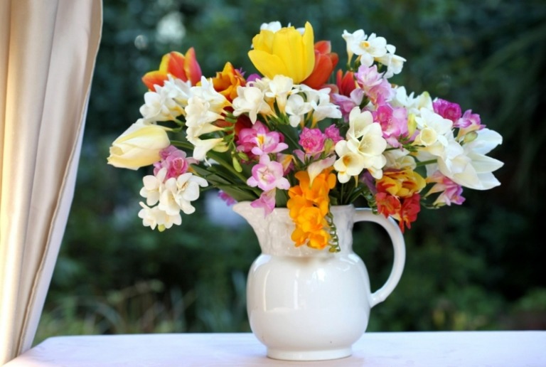 dekoration fensterbank kanne weiss vase blumen bunt romantisch