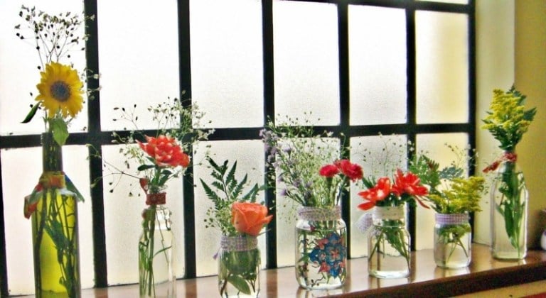 dekoration fensterbank vasen blumen sonnenblume rosen fruehling ambiente