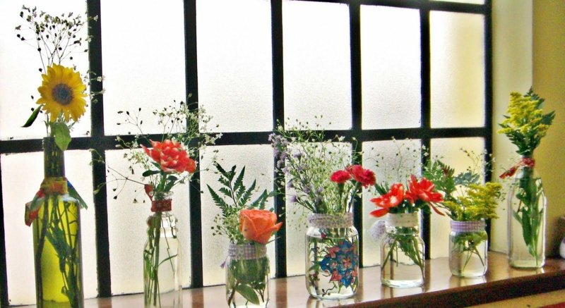 dekoration fensterbank vasen blumen sonnenblume rosen fruehling ambiente