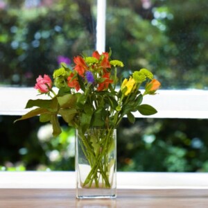 dekoration für fensterbank vase bunte blumen rosen fruehling