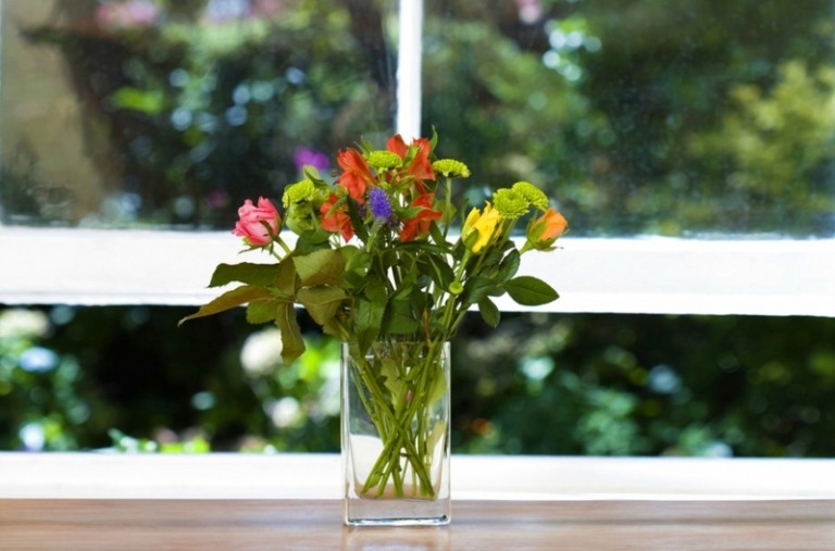 dekoration für fensterbank vase bunte blumen rosen fruehling