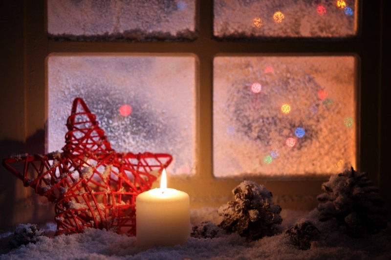 dekoration für fensterbank winter weihnachten stern rot tannenzapfen kerze