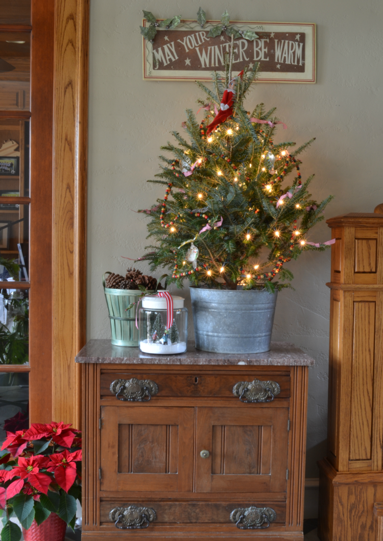 dekorieren sideboard eimer weihnachtsbaum weihnachtsstern rustikal