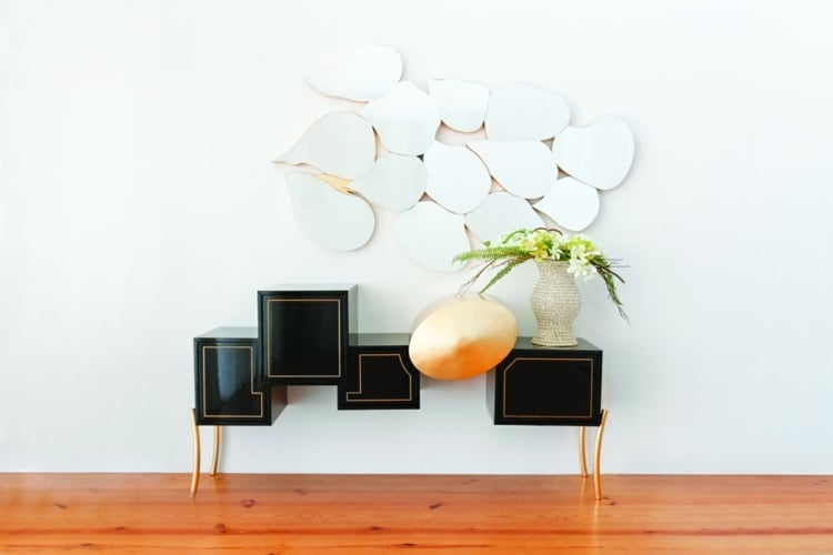 dekorieren sideboard originell form schwarz gold vase parkett