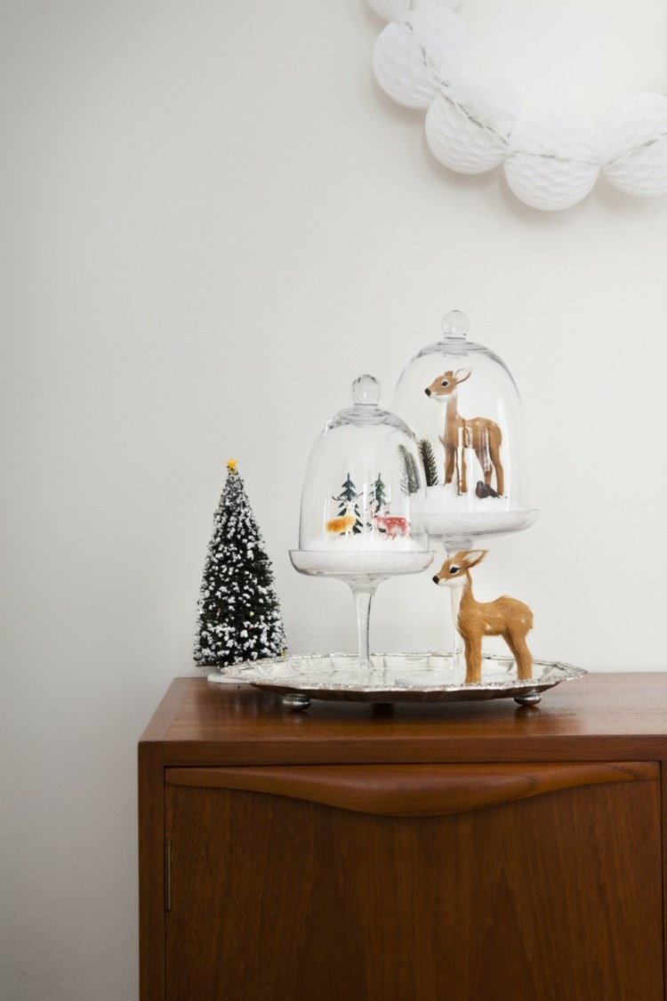 dekorieren sideboard rehe tannenbaum glas glocken weihnachten