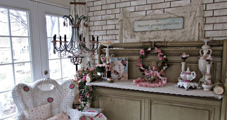 dekorieren sideboard vintage kranz weiss rosa backstein kronleuchter